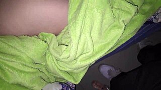 Mama celui mai bun prieten al meu se excită în lenjerie în camera ei, mature sexy