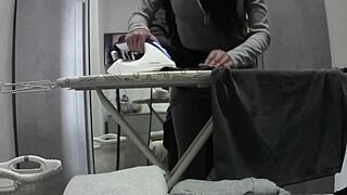 Casalinga raggiunge orgasmo in silenzio a casa