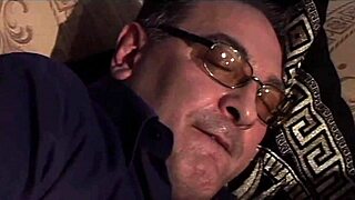 Vecchio uomo dà a milf arrapata dura inculata