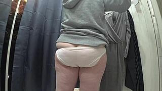 MILF grassottelle con culo succoso in mutandine bianche catturate in camerino pubblico nascosto 😏