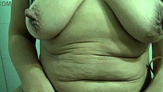 تريد رؤية زوجة أب فرنسية تبول من كسها الشعرية؟