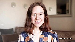 Анка устраивает интенсивную сессию с дилдо в одиночку