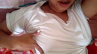 Кто-то разнеси мою тугую киску, пока я мастурбирую одна в спальне!