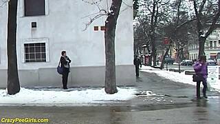 Ryšavá BBW MILF chytená pri čúraní na verejnom mieste