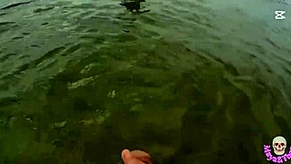 Se spansk milf suge monsterpik på offentlig strand?