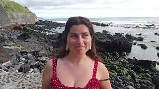 Verführerische Stiefmutter lehrt Sex am öffentlichen Strand