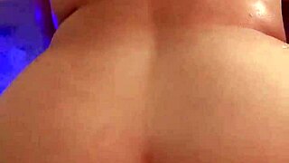 Mama mea vitregă acceptă să fute în jacuzzi!