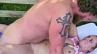 妻子用鸡巴温暖打断午睡，导致户外在后甲板上猛烈操