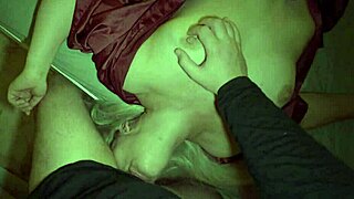 Zadirkuje se pomajčino grlo dubokim jebanjem i ogromnim tovarom.