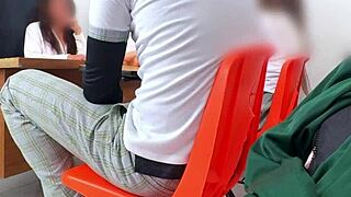 कर्वी ब्लॉन्ड टीचर स्टूडेंट्स को पास करने के लिए बॉडी फेवर्स से टेस्ट करती है!