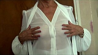 Freche Oma neckt in durchsichtigem Top und Slip