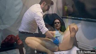 Milf met grote tieten bezoekt dokter voor ruwe fisting en creampie