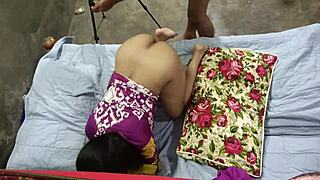 Fille indienne desi découvre le sexe serré de sa chatte pour la première fois dans une vidéo virale