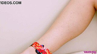 Gyönyörű tinédzser mostohalány csábítja a mostohaapját