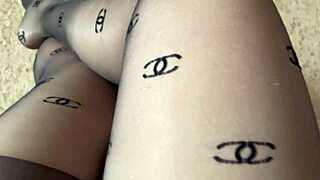 Горячая милф-мачеха в сексуальных колготках дразнит на вебкамере.