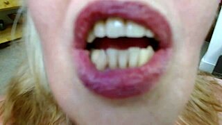 ג'ייס משפיל בתפקיד אינטרסי עם אישה מבוגרת עגלגלה