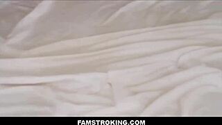 ماما الزوجة ذات الصدر الكبير تم القبض عليها وهي تمارس العادة السرية، تنضم إلى ابن الزوج مولي ليتل 18+ وجيمي مايكلز