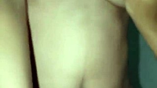 Bunda matang Indonesia nikmatin payudara besar saat hujan?