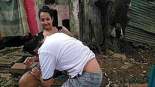 Eu lambo a buceta dela de quatro em público, sentindo a bunda