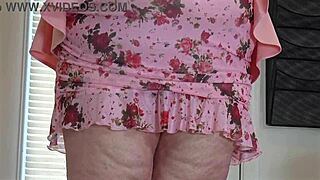 Kancelářská sekretářka v minisukni dostává prsty a creampie od černého šéfa