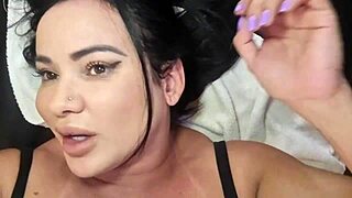 Szexi MILF intenzív klítoris masszázst kap casting során