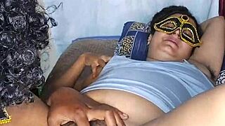 Hej, podívej na roztomilou Desi Alisha Bhabhi, jak jí lížou horkou pičku!