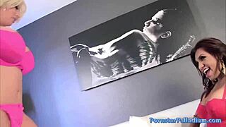 Amigas íntimas se meten en acción salvaje con shemale apasionada