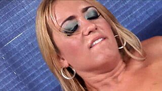 الأشقر الجميلة تتألق في جلسة سريعة