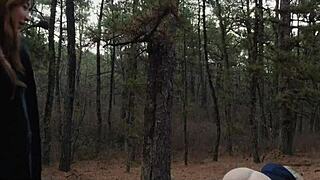 Gledaj ove perverznjake kako puzaju sa MILF-om velikog dupeta u šumu!