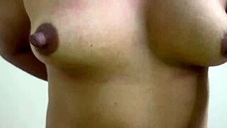 Stemor med små 18+ patter knepper sin morbide stedsøn i underdanig amatør sex, skrigende orgasme