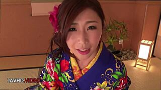 أيومي شينودا، هل تقاوم إغراء الكيمونو والبي جي؟