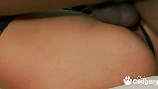 Kimberly Kendall glijdt in leren lingerie en neukt die zwarte kerel hard