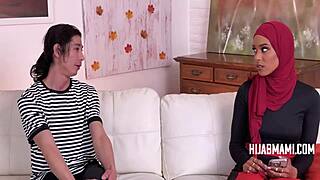 Νοικοκυρά με χιτζάμπ αλληλεπιδρά ντροπαλά με τον David Lee σε αραβικό περιβάλλον