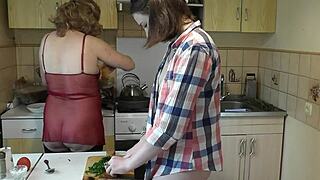 ブロンド熟女と可愛い娘がキッチンでバイセクシャルプレイを試す！