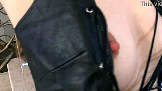 Pán láme submisivní MILF intenzivním BDSM fistováním doma