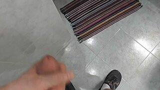 Madrasta peituda no chuveiro assiste enquanto eu me masturbo.