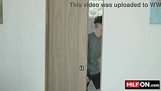 Können diese geilen großen Titten-Schlampen zwei Jungs und ihre großen Schwänze handhaben?