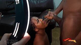 Házas latin nő élvezi a durva dupla behatolást férjével és barátjával