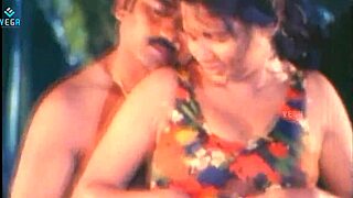 Άγαμο ζευγάρι απολαμβάνει στην πισίνα με μεγάλα στήθη και ελαφρύ σεξ