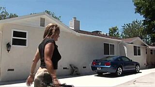 Baise une maman blonde bien roulée avec chatte rasée et anal.