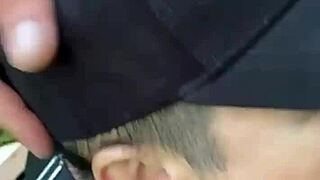 Wow, MILF giver sin store røv i skoven til varm røvknulning!