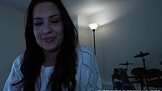 סטפמילף אקסהיביציוניסטית ג'סיקה ריאן נתפסת על ידי טיילר קרוז. היא אוהבת להציג את הנכסים הגדולים!