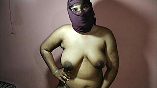 Macocha dáva nevlastnému synovi zmyselnú masáž chrbta s veľkými prirodzenými prsiami na obdiv