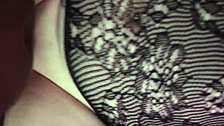 Această mamă grasă e linsă și futută tare de pula mare neagră. Ia creampie în fundul mare