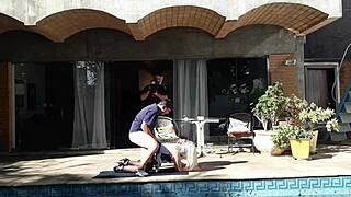 Curve blondă latină în aer liber în spatele camerelor