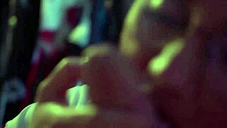 Soție desfrânată domină cu pegging și primește ejaculare