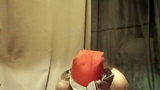 Oh putain, esclave se déshabille et se masturbe avec vibromasseur !