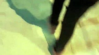 アフターパーティー、ストリートで捕まった若い女の子。彼女が脚を開いたら待てる？