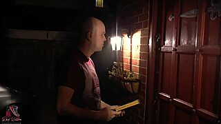 Bedstemor forfører pizzabud til hurtig sutning