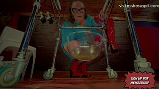 dominatrix mistress april har en normal dag i berlin med sin bundne ejendom